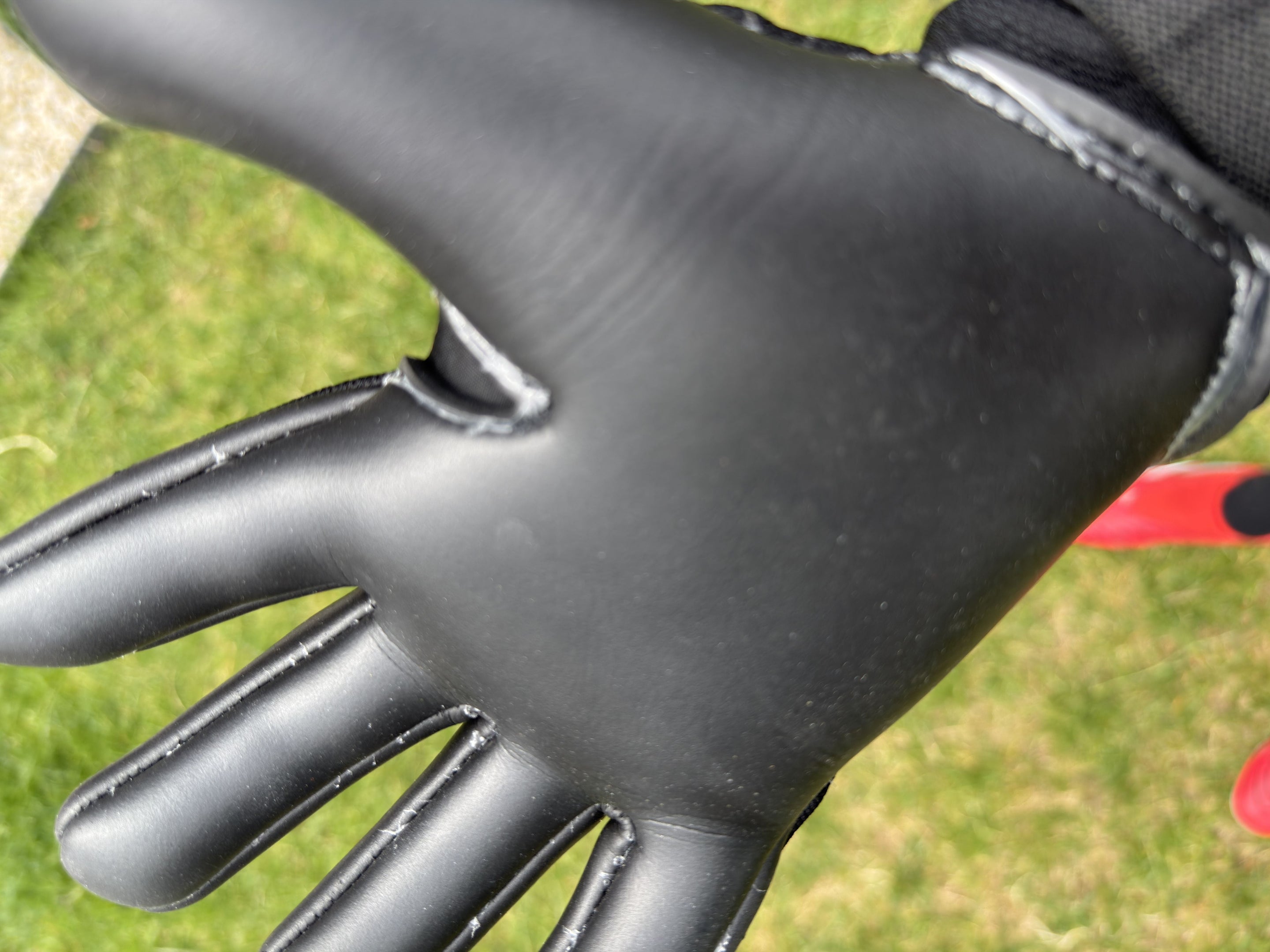 Latex 4mm ou 3mm : quel impact sur tes gants de gardien ? - DENY GLOVES